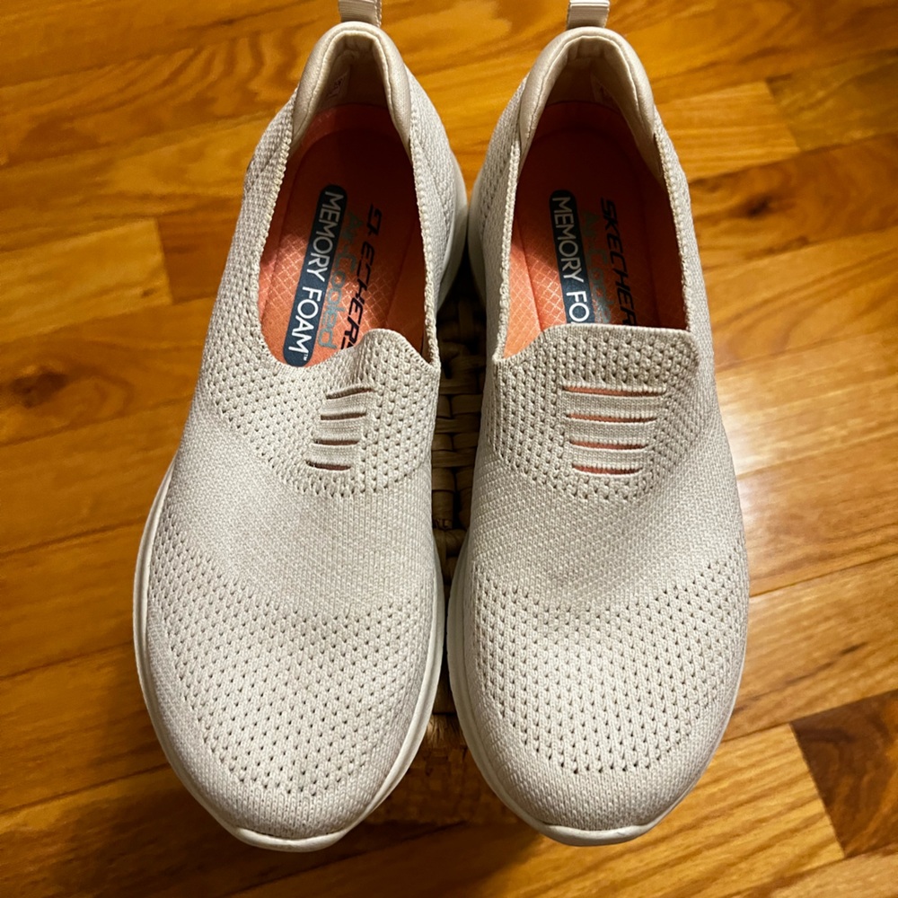 Ladies air cooled memory foam beige Sketchers sneakers shoes sz 6
